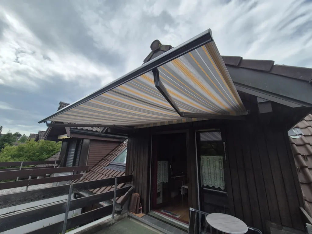 Ausgefahrene Markise über einem Balkon